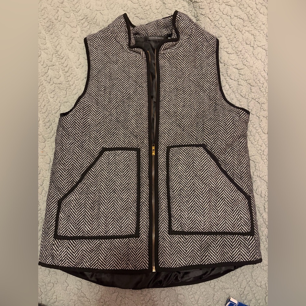 Marokeety Black and White Zip-Up Vest